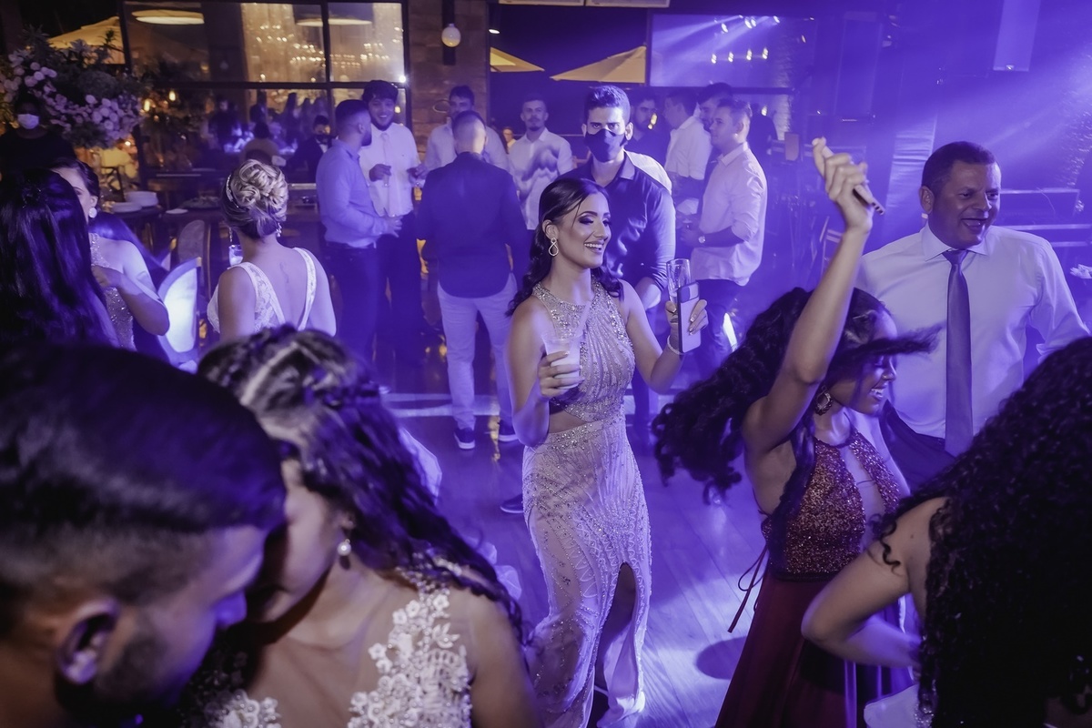 Festa de Casamento - Abertura da festa - Noiva e Noivo - Dança dos Noivos - Casamento - Cerimonia de Casamento - Festa dos recem casados - Lançado buquê - Noiva e Madrinhas - Jogada do Buquê - Noivo e Padrinhos