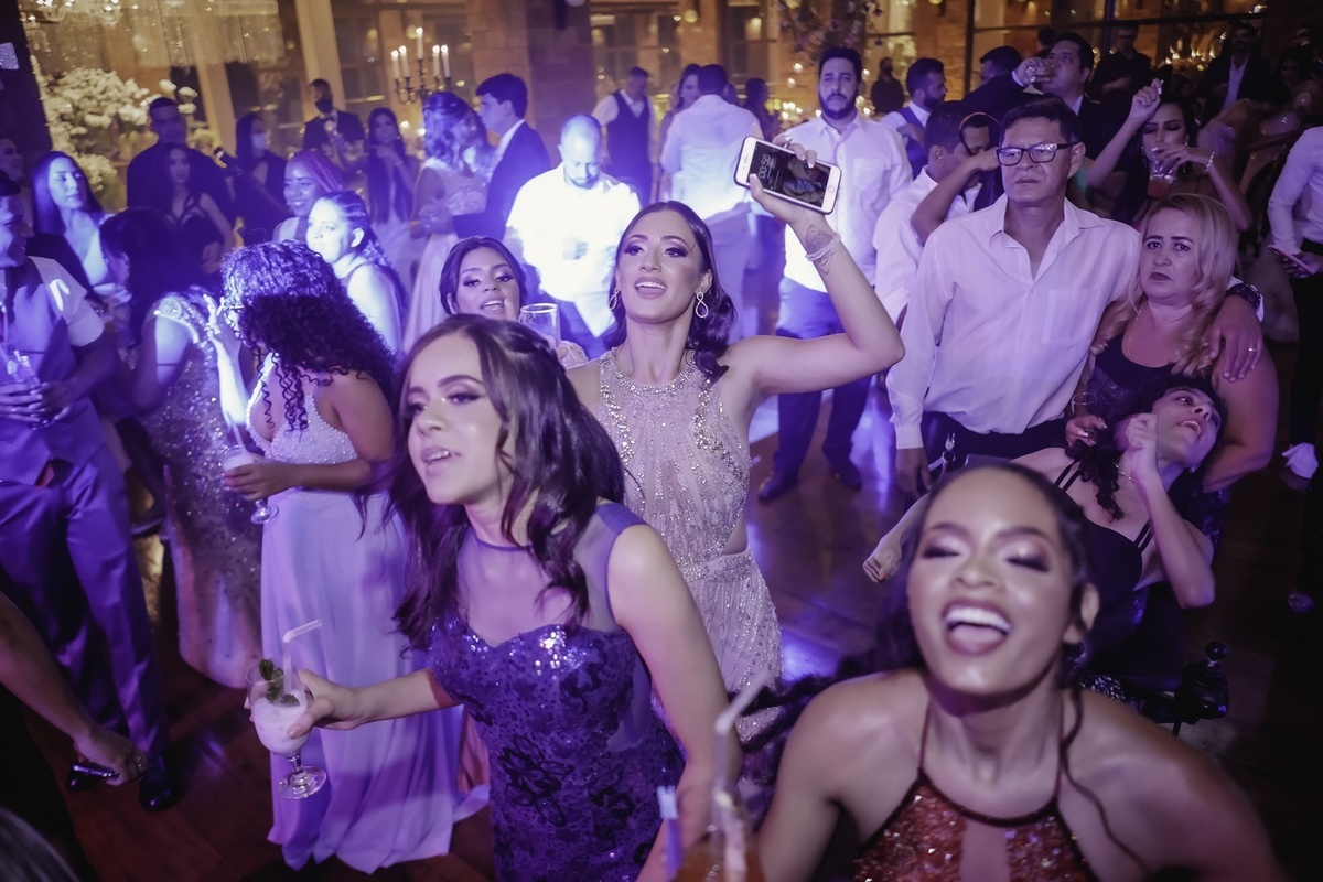 Festa de Casamento - Abertura da festa - Noiva e Noivo - Dança dos Noivos - Casamento - Cerimonia de Casamento - Festa dos recem casados - Lançado buquê - Noiva e Madrinhas - Jogada do Buquê - Noivo e Padrinhos