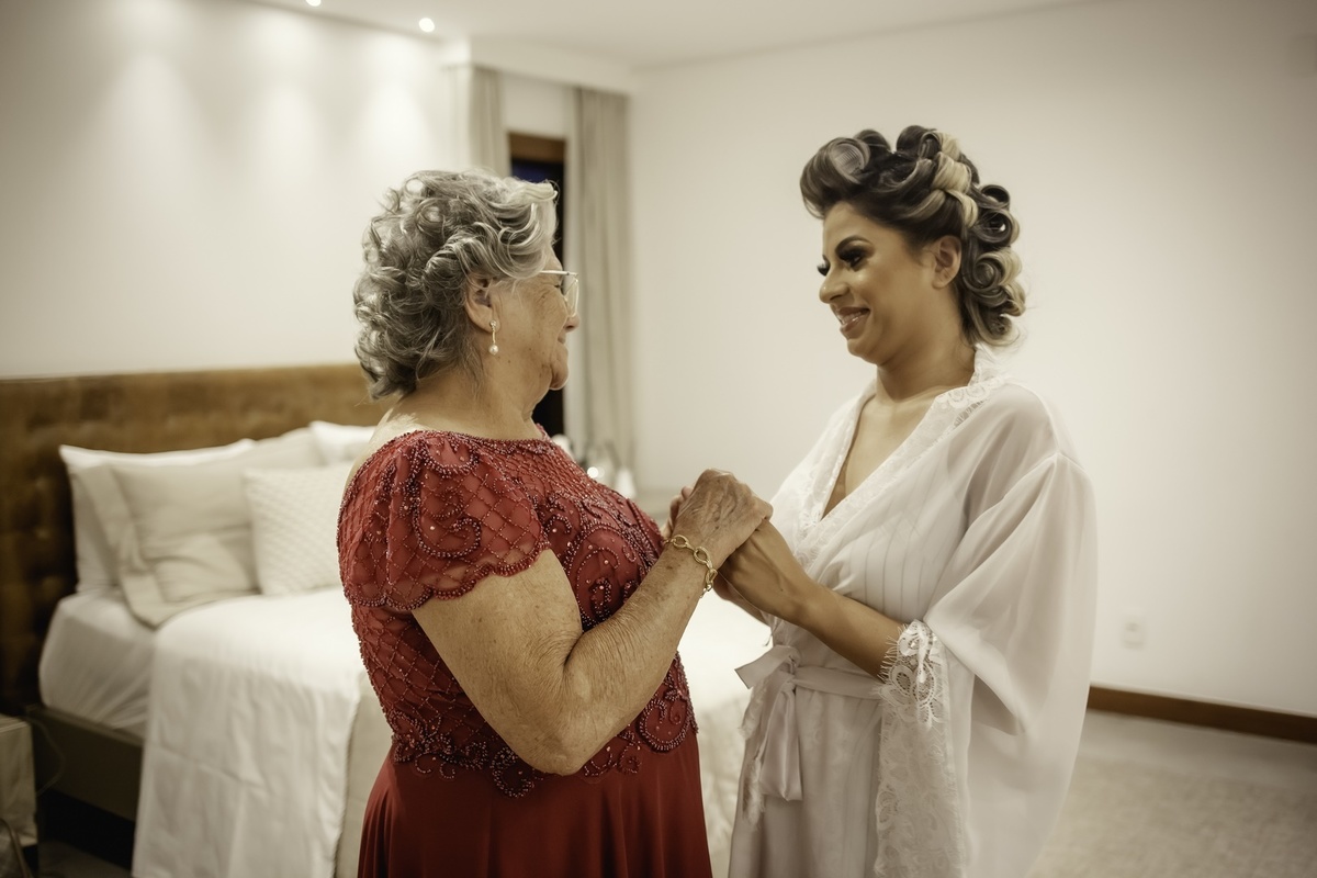 Noiva - Noiva se arrumando - Amigas da Noiva - Madrinhas de Casamento - Foto das Madrinhas de casamneto - Mãe da Noiva - Vó da Noiva - Noiva Linda - Pré Casamento - Fotografo de casamento - Fotos da Noiva - Multifocco 
