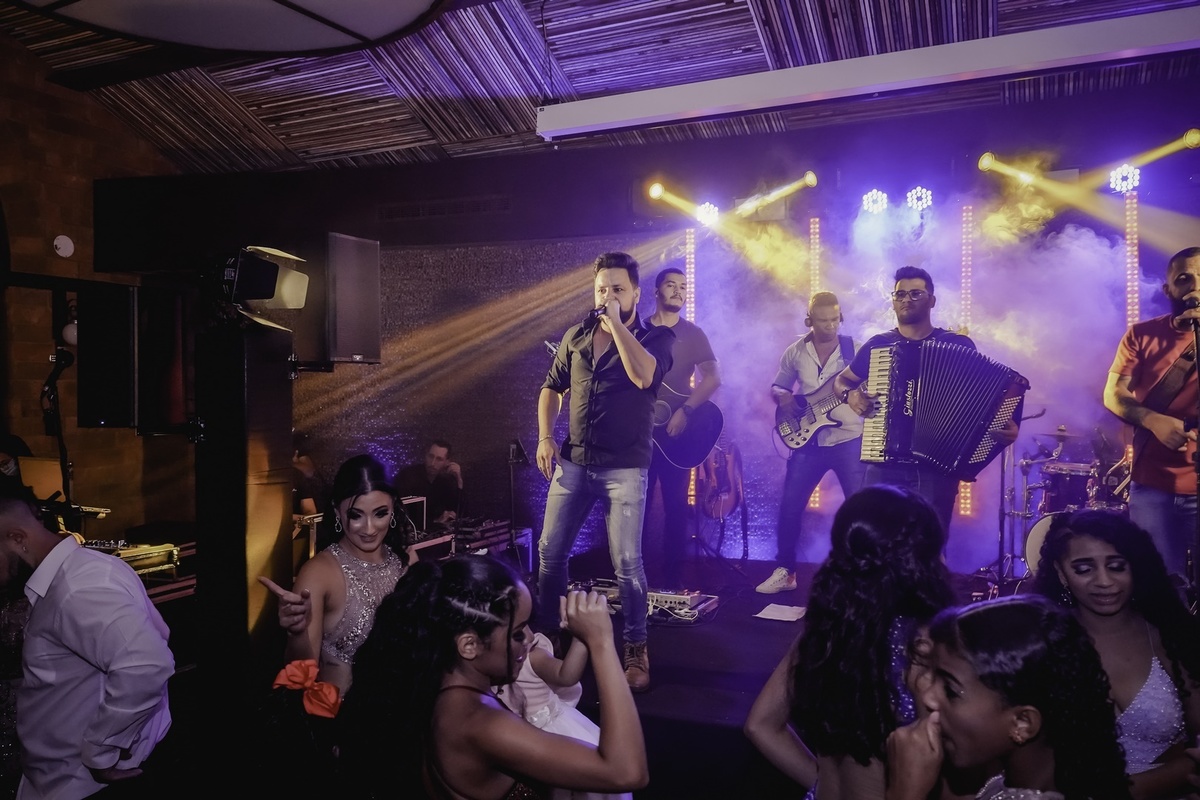 Festa de Casamento - Abertura da festa - Noiva e Noivo - Dança dos Noivos - Casamento - Cerimonia de Casamento - Festa dos recem casados - Lançado buquê - Noiva e Madrinhas - Jogada do Buquê - Noivo e Padrinhos