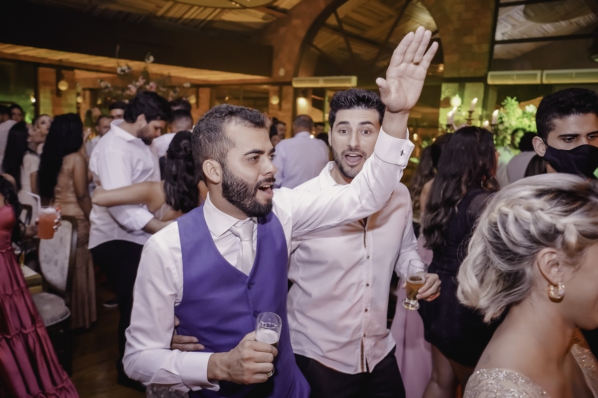 Festa de Casamento - Abertura da festa - Noiva e Noivo - Dança dos Noivos - Casamento - Cerimonia de Casamento - Festa dos recem casados - Lançado buquê - Noiva e Madrinhas - Jogada do Buquê - Noivo e Padrinhos