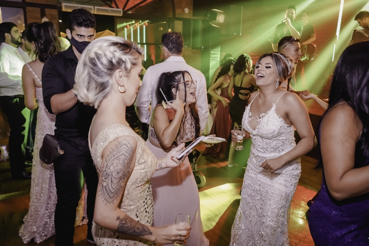 Festa de Casamento - Abertura da festa - Noiva e Noivo - Dança dos Noivos - Casamento - Cerimonia de Casamento - Festa dos recem casados - Lançado buquê - Noiva e Madrinhas - Jogada do Buquê - Noivo e Padrinhos