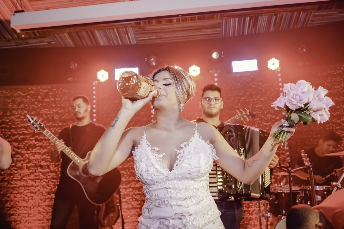 Festa de Casamento - Abertura da festa - Noiva e Noivo - Dança dos Noivos - Casamento - Cerimonia de Casamento - Festa dos recem casados - Lançado buquê - Noiva e Madrinhas - Jogada do Buquê - Noivo e Padrinhos