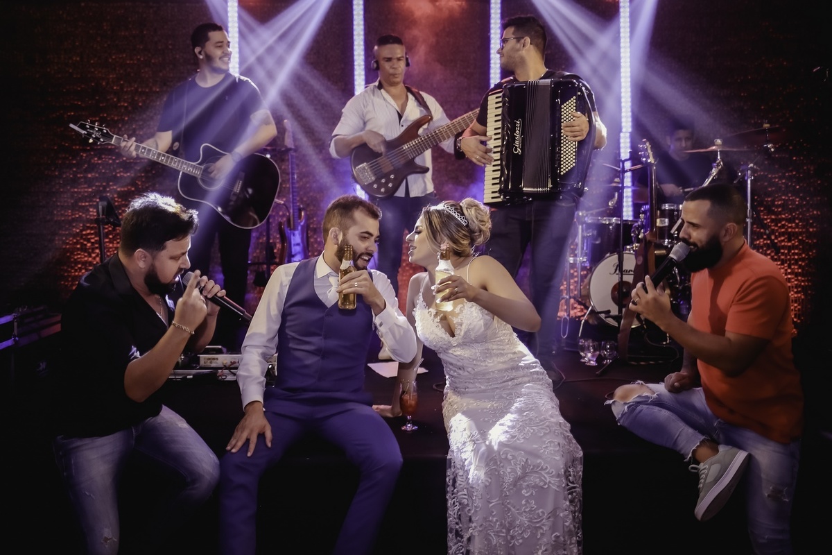 Festa de Casamento - Abertura da festa - Noiva e Noivo - Dança dos Noivos - Casamento - Cerimonia de Casamento - Festa dos recem casados - Lançado buquê - Noiva e Madrinhas - Jogada do Buquê - Noivo e Padrinhos