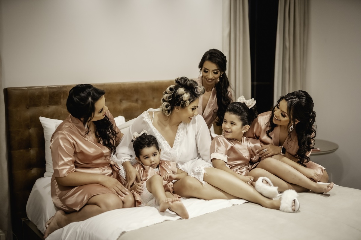 Noiva - Noiva se arrumando - Amigas da Noiva - Madrinhas de Casamento - Foto das Madrinhas de casamneto - Mãe da Noiva - Vó da Noiva - Noiva Linda - Pré Casamento - Fotografo de casamento - Fotos da Noiva - Multifocco 
