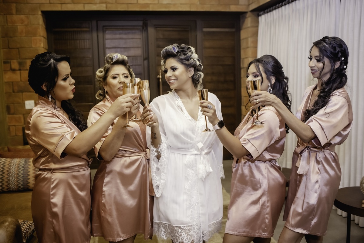 Noiva - Noiva se arrumando - Amigas da Noiva - Madrinhas de Casamento - Foto das Madrinhas de casamneto - Mãe da Noiva - Vó da Noiva - Noiva Linda - Pré Casamento - Fotografo de casamento - Fotos da Noiva - Multifocco 