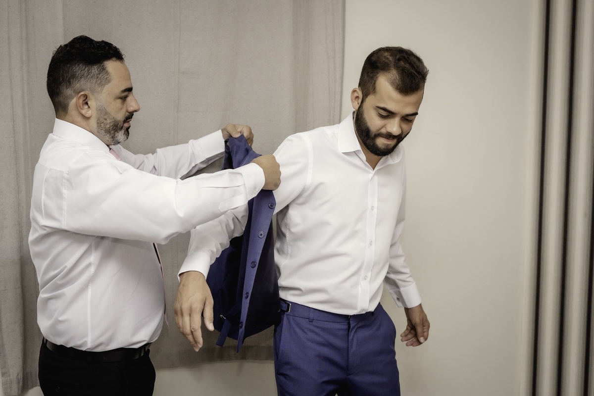 Noivo - Noivo se arrumando - Fotos do noivo - fotografo de casamento - Fotografo Brasília - Pré casamento - Pai do Noivo - Amigo do Noivo - Padrinho de casamento - Multifocco  