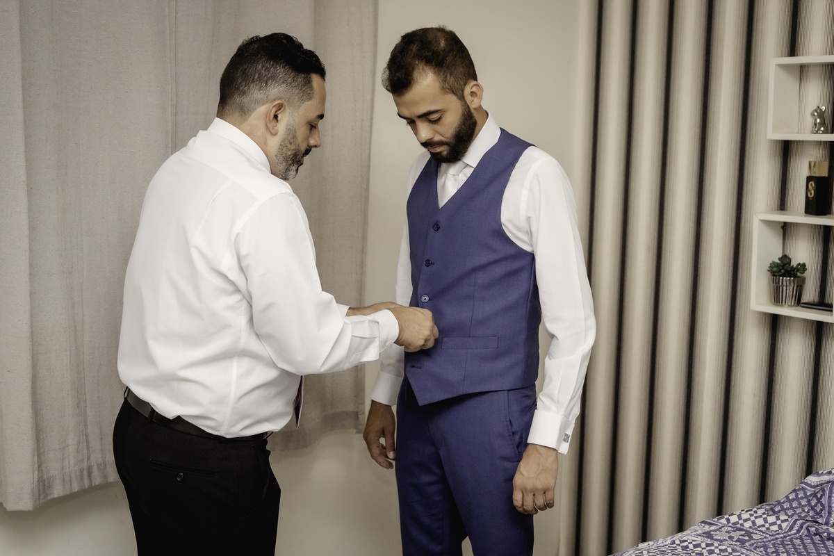 Noivo - Noivo se arrumando - Fotos do noivo - fotografo de casamento - Fotografo Brasília - Pré casamento - Pai do Noivo - Amigo do Noivo - Padrinho de casamento - Multifocco  