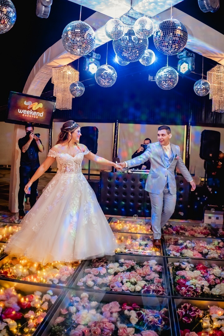 Casamento - Comemoração de Casamento - Noivo - Noiva - Familia - Fotografo de casamento - Fotografo Profissional - Festa de Casamento - Abertura da festa - Cerimonia de Casamento