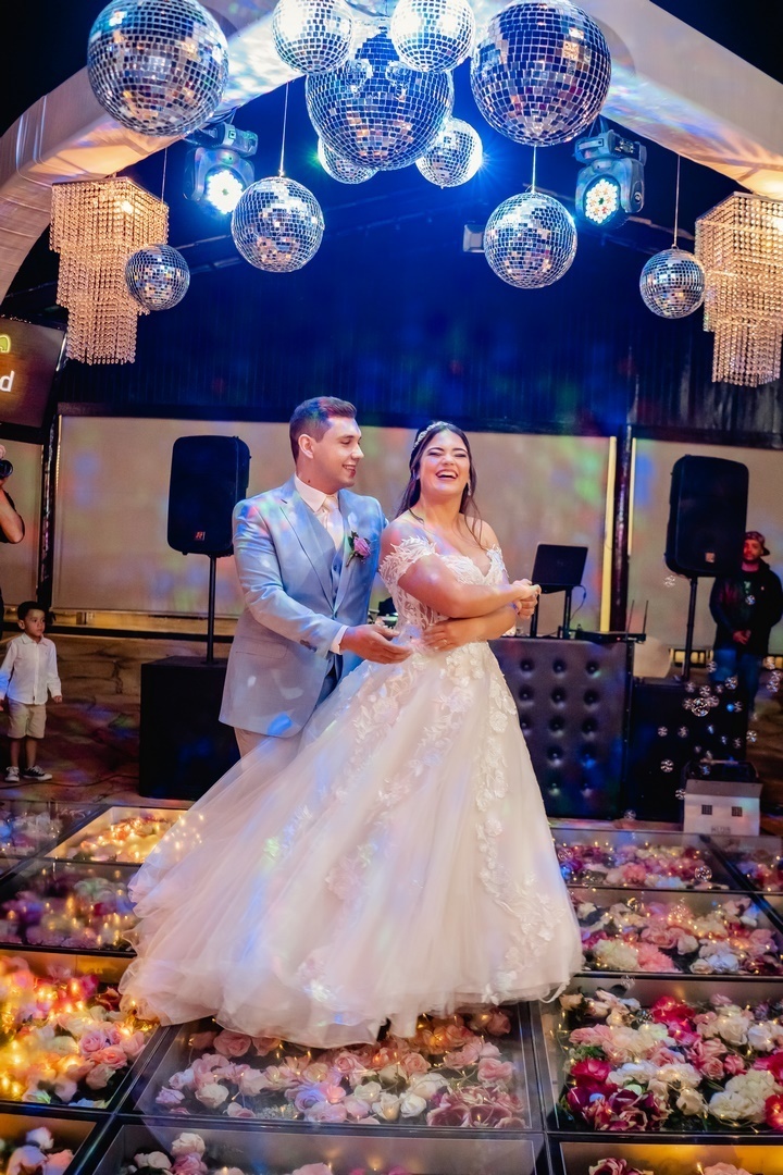 Casamento - Comemoração de Casamento - Noivo - Noiva - Familia - Fotografo de casamento - Fotografo Profissional - Festa de Casamento - Abertura da festa - Cerimonia de Casamento