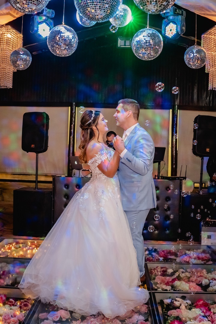 Casamento - Comemoração de Casamento - Noivo - Noiva - Familia - Fotografo de casamento - Fotografo Profissional - Festa de Casamento - Abertura da festa - Cerimonia de Casamento