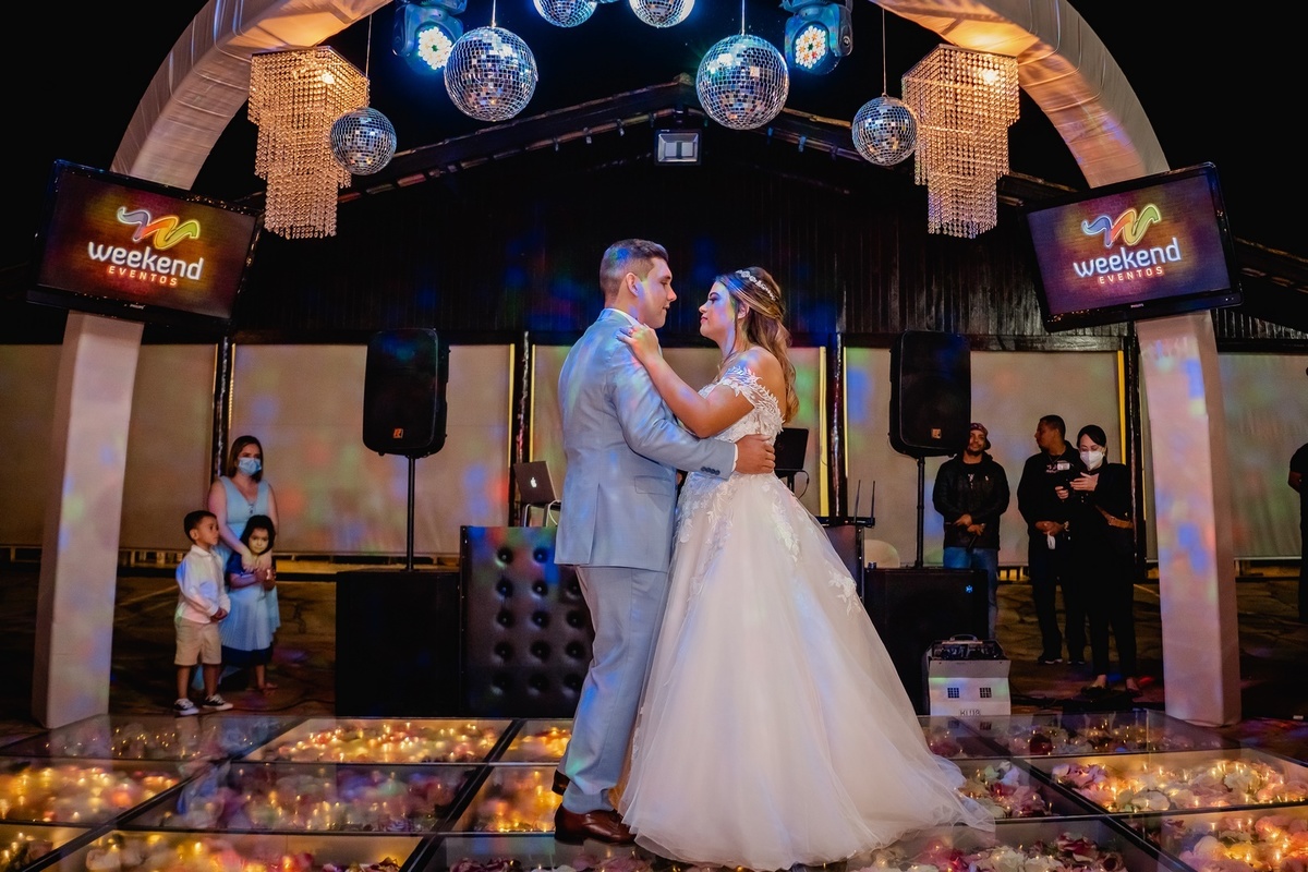 Casamento - Comemoração de Casamento - Noivo - Noiva - Familia - Fotografo de casamento - Fotografo Profissional - Festa de Casamento - Abertura da festa - Cerimonia de Casamento