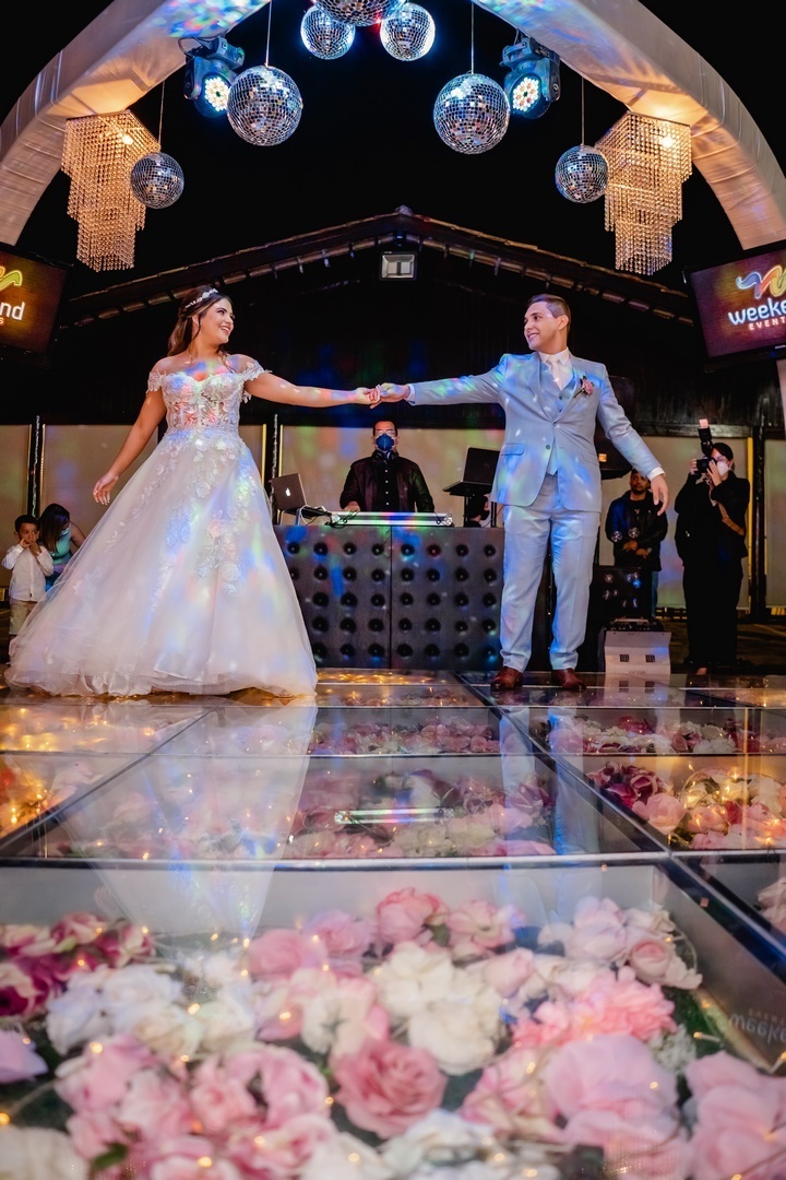 Casamento - Comemoração de Casamento - Noivo - Noiva - Familia - Fotografo de casamento - Fotografo Profissional - Festa de Casamento - Abertura da festa - Cerimonia de Casamento