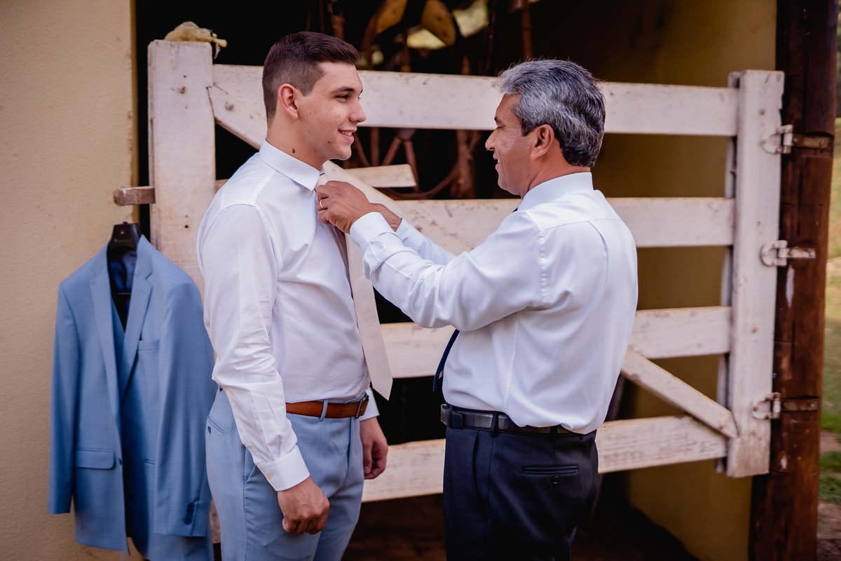 Noivo - Noivo se arrumando - Fotos do noivo - fotografo de casamento - Fotografo Brasília - Pré casamento - Pai do Noivo - Amigo do Noivo - Padrinho de casamento - Multifocco - Fotografo profissional 