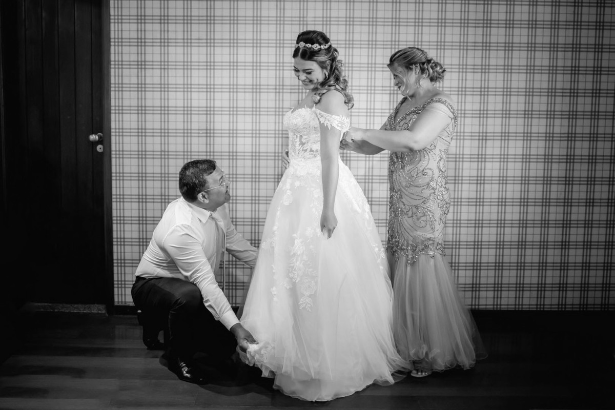 Noiva se arrumando - Noiva antes do casamento - Noiva - Noiva ansiosa - Casamento - Fotografo de Casamento - Mãe da Noiva - Pai da Noiva - Noiva se preparando - Noiva linda - Multifocco - Fotografo profissional - Brasília-DF 