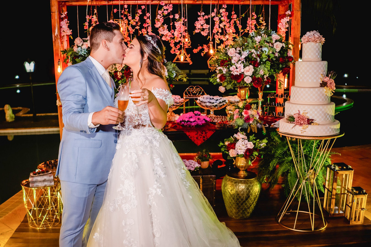 Festa de Casamento - Abertura da festa - Noiva e Noivo - Dança dos Noivos - Casamento - Cerimonia de Casamento - Festa dos recem casados - Lançado buquê - Noiva e Madrinhas - Jogada do Buquê - Casamento - Multifocco - Fotografo Brasília-DF