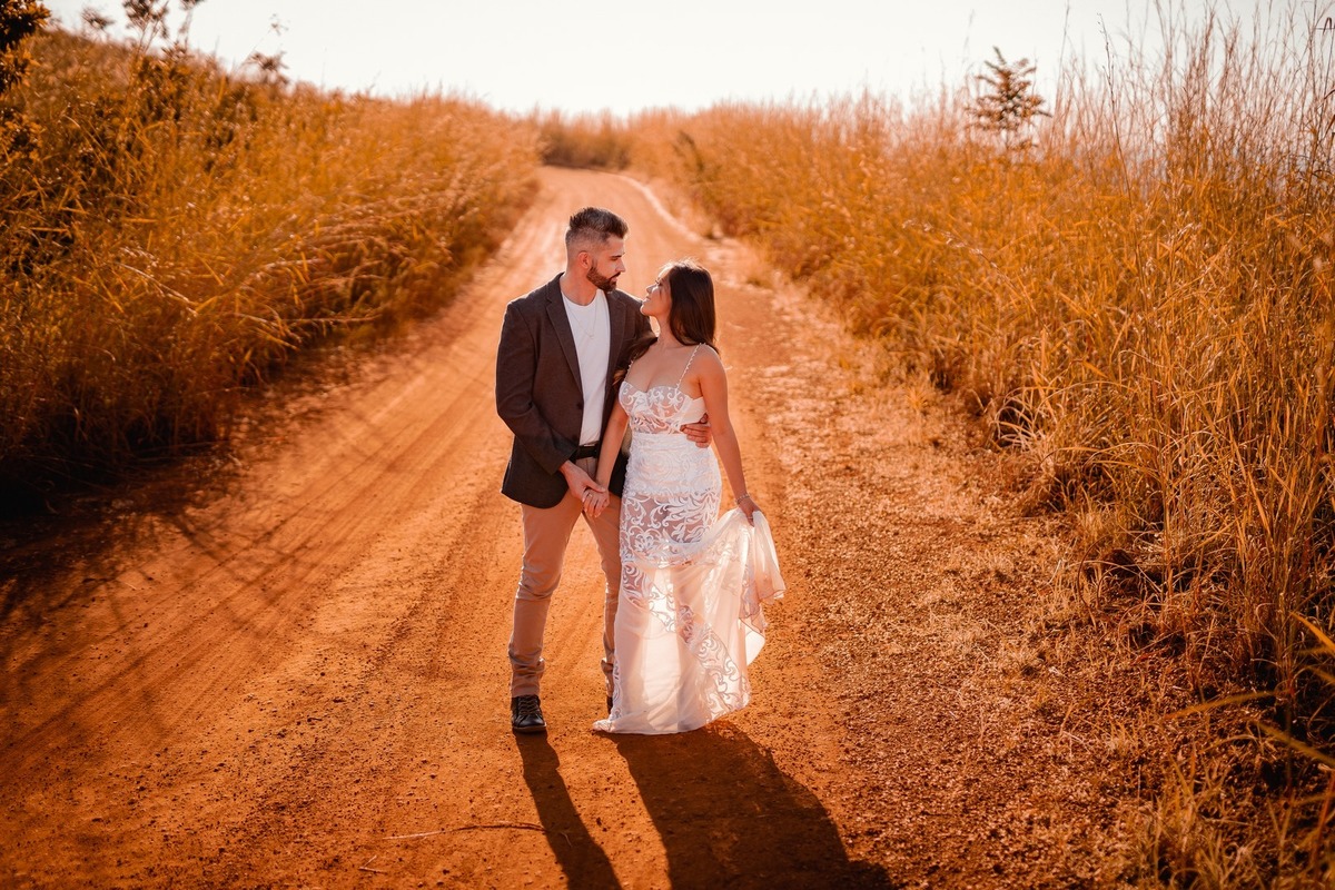 Ensaio Criativo - Pré-wedding - Ensaio fotografico em Brasília - Ensaio de Casal - Fotgrafo de Casamento - Ensaio pré casamento - Ensaio ao por do sol - Ensaio simples - Ensaio no campo - Ensaio ao ar livre - Ensaio de casal ao ar livre - Ensaio de casal 
