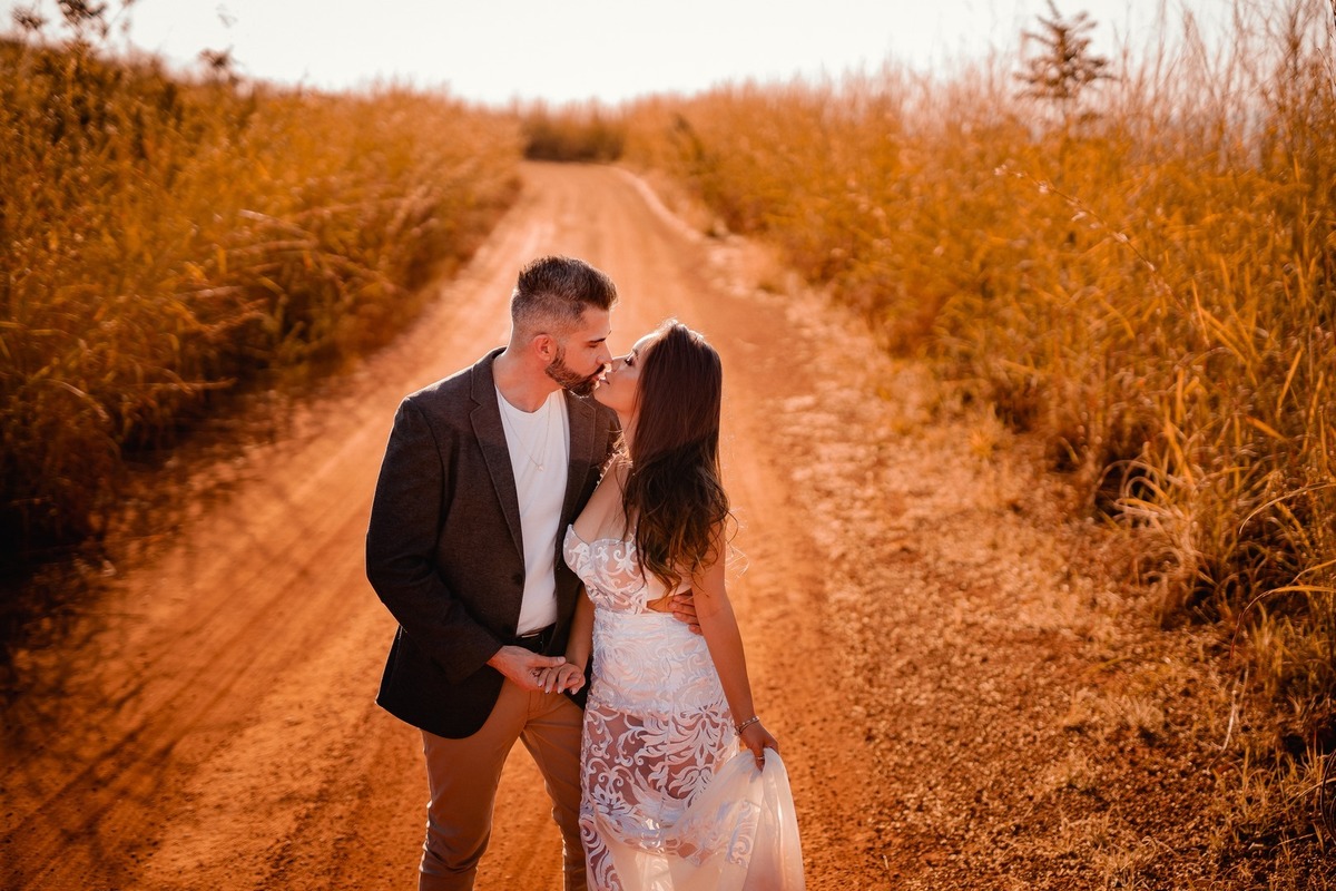 Ensaio Criativo - Pré-wedding - Ensaio fotografico em Brasília - Ensaio de Casal - Fotgrafo de Casamento - Ensaio pré casamento - Ensaio ao por do sol - Ensaio simples - Ensaio no campo - Ensaio ao ar livre - Ensaio de casal ao ar livre - Ensaio de casal 