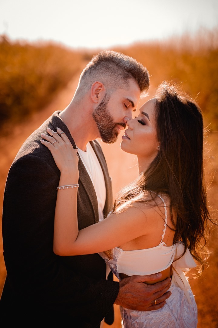 Ensaio Criativo - Pré-wedding - Ensaio fotografico em Brasília - Ensaio de Casal - Fotgrafo de Casamento - Ensaio pré casamento - Ensaio ao por do sol - Ensaio simples - Ensaio no campo - Ensaio ao ar livre - Ensaio de casal ao ar livre - Ensaio de casal 