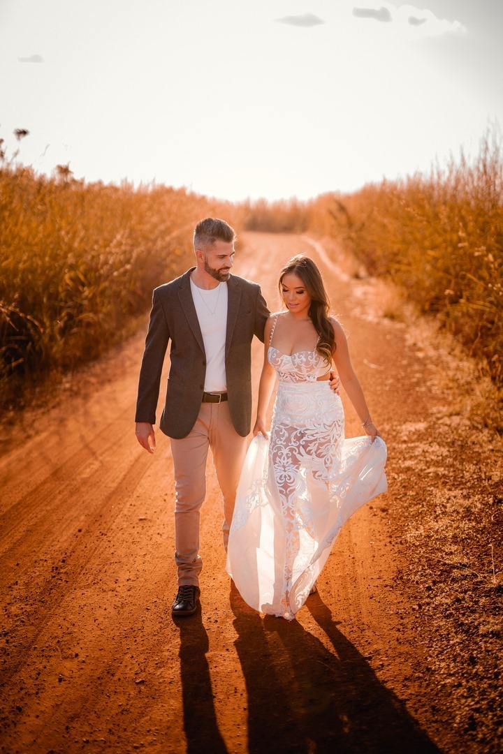 Ensaio Criativo - Pré-wedding - Ensaio fotografico em Brasília - Ensaio de Casal - Fotgrafo de Casamento - Ensaio pré casamento - Ensaio ao por do sol - Ensaio simples - Ensaio no campo - Ensaio ao ar livre - Ensaio de casal ao ar livre - Ensaio de casal 