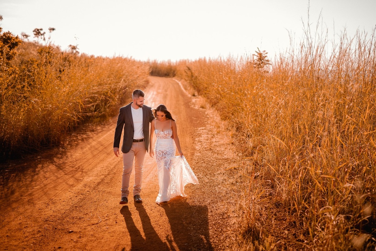 Ensaio Criativo - Pré-wedding - Ensaio fotografico em Brasília - Ensaio de Casal - Fotgrafo de Casamento - Ensaio pré casamento - Ensaio ao por do sol - Ensaio simples - Ensaio no campo - Ensaio ao ar livre - Ensaio de casal ao ar livre - Ensaio de casal 