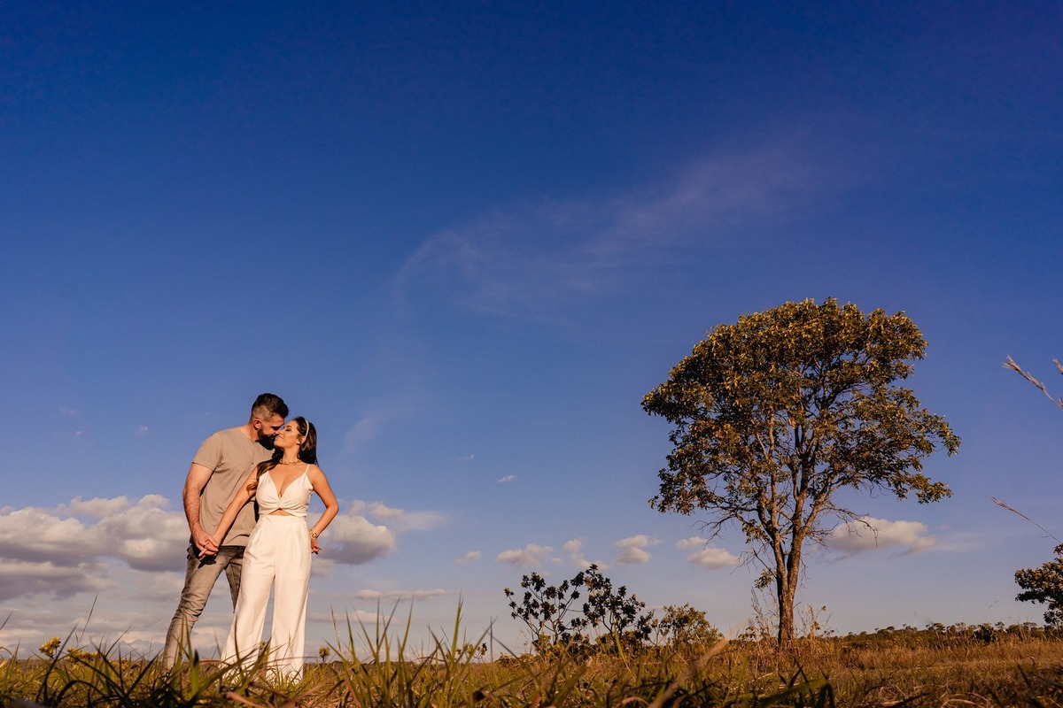 Ensaio Criativo - Pré-wedding - Ensaio fotografico em Brasília - Ensaio de Casal - Fotgrafo de Casamento - Ensaio pré casamento - Ensaio ao por do sol - Ensaio simples - Ensaio no campo - Ensaio ao ar livre - Ensaio de casal ao ar livre - Ensaio de casal 