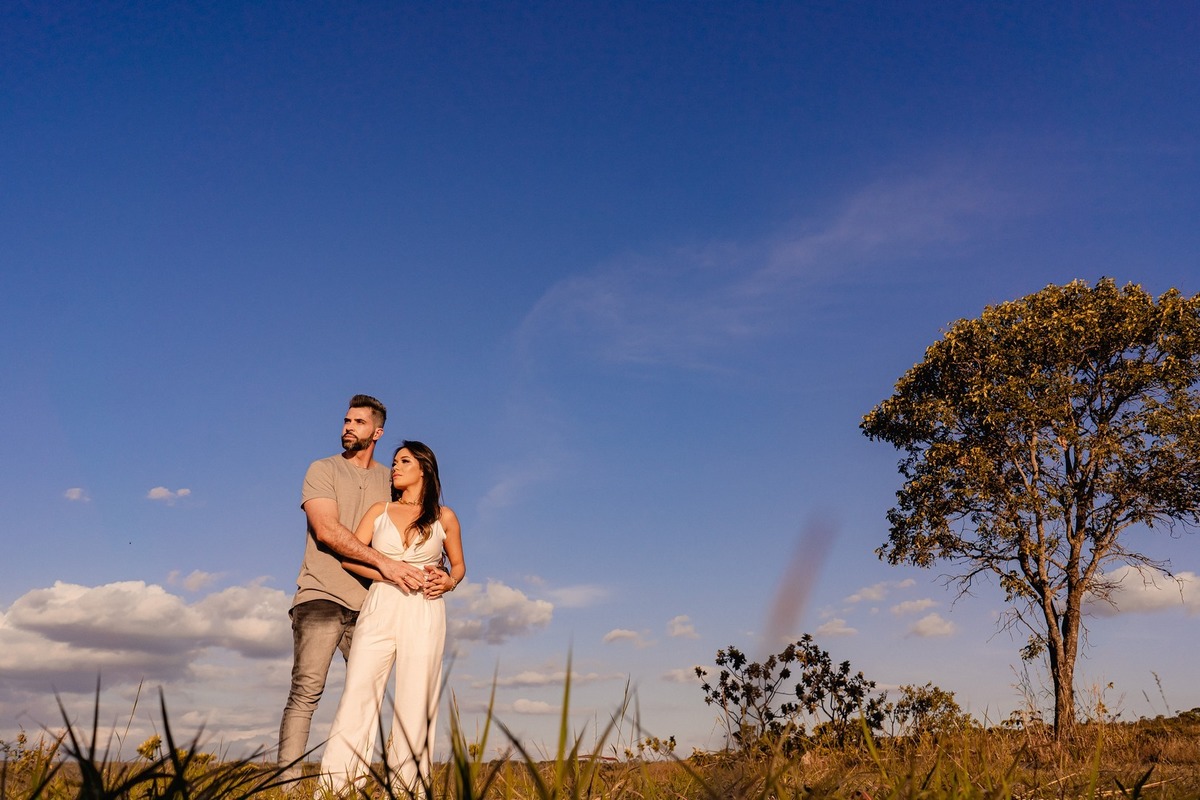 Ensaio Criativo - Pré-wedding - Ensaio fotografico em Brasília - Ensaio de Casal - Fotgrafo de Casamento - Ensaio pré casamento - Ensaio ao por do sol - Ensaio simples - Ensaio no campo - Ensaio ao ar livre - Ensaio de casal ao ar livre - Ensaio de casal 