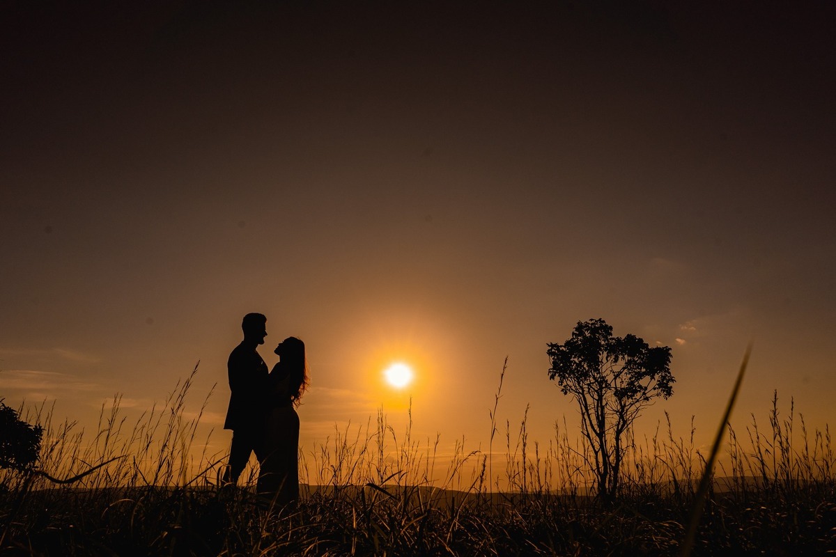 Ensaio Criativo - Pré-wedding - Ensaio fotografico em Brasília - Ensaio de Casal - Fotgrafo de Casamento - Ensaio pré casamento - Ensaio ao por do sol - Ensaio simples - Ensaio no campo - Ensaio ao ar livre - Ensaio de casal ao ar livre - Ensaio de casal 