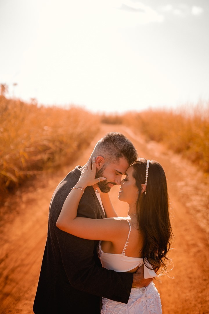 Ensaio Criativo - Pré-wedding - Ensaio fotografico em Brasília - Ensaio de Casal - Fotgrafo de Casamento - Ensaio pré casamento - Ensaio ao por do sol - Ensaio simples - Ensaio no campo - Ensaio ao ar livre - Ensaio de casal ao ar livre - Ensaio de casal 