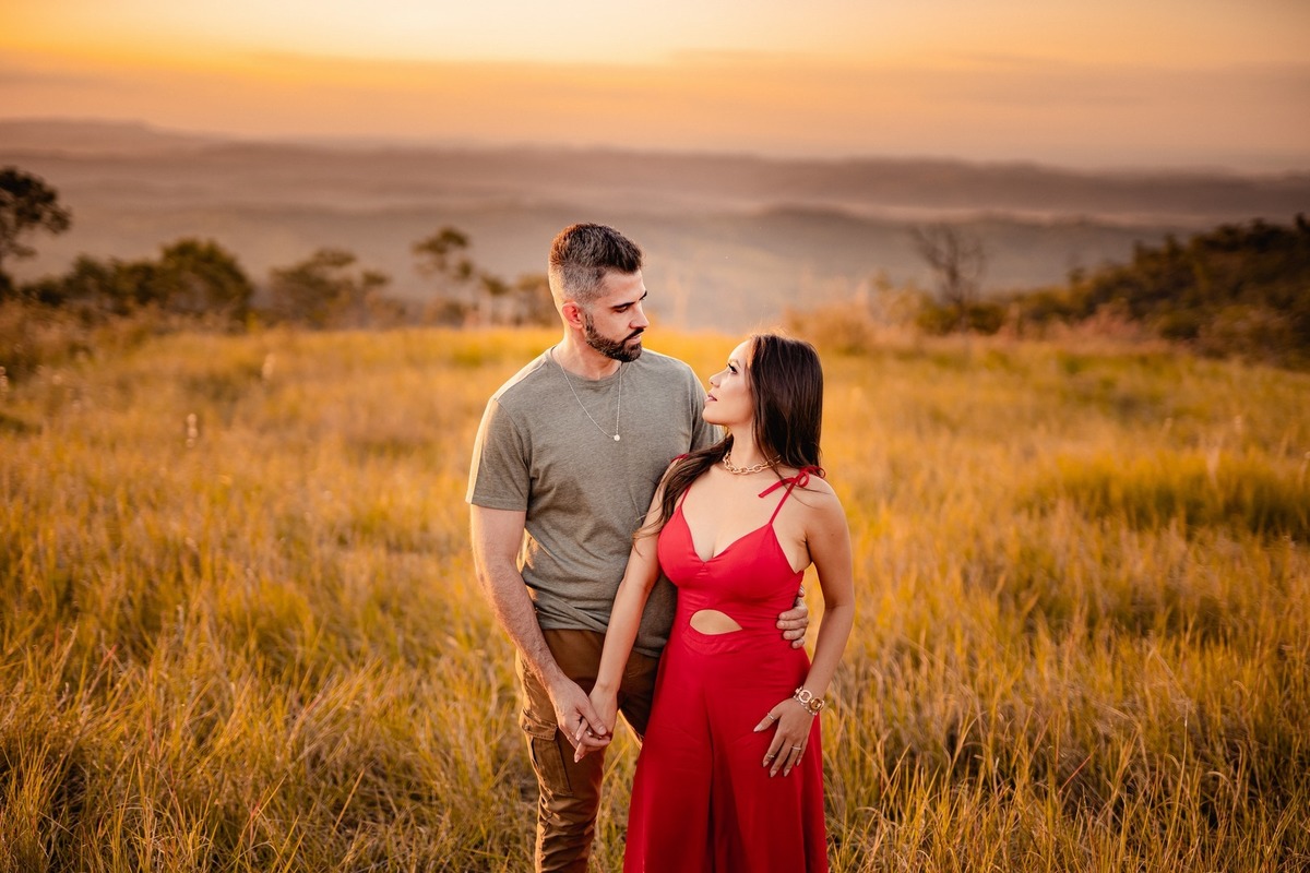Ensaio Criativo - Pré-wedding - Ensaio fotografico em Brasília - Ensaio de Casal - Fotgrafo de Casamento - Ensaio pré casamento - Ensaio ao por do sol - Ensaio simples - Ensaio no campo - Ensaio ao ar livre - Ensaio de casal ao ar livre - Ensaio de casal 