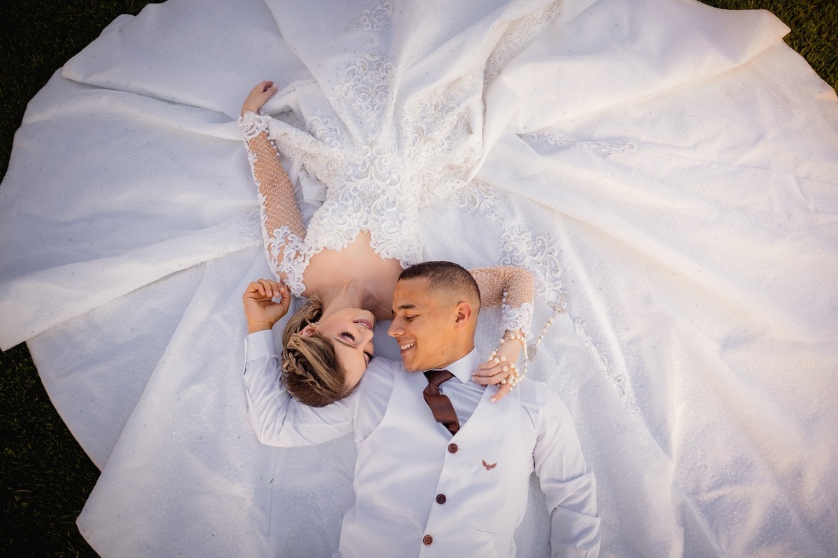 Ensaio Pós Wedding - Ensaio pós casamento - Ensaio de Casal - Previa de Casal - Multifocco - Haras do Morro - Ensaio na fazenda - Fotos de casal - Ensaio ao ar livre - Ensaio externo - Vestido da noiva - Noiva - Noivo - Ensaio de Noivos