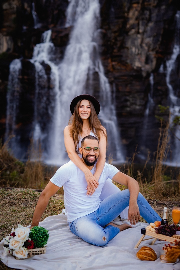 Ensaio Criativo - Pré-wedding - Ensaio no campo - Ensaio de Casal - Ensaio pré casamento - Ensaio ao por do sol - Ensaio simples - Ensaio de casal no Salto do corumbá - Ensaio de casal Brasília - Multifocco - Ensaio ao ar livre
