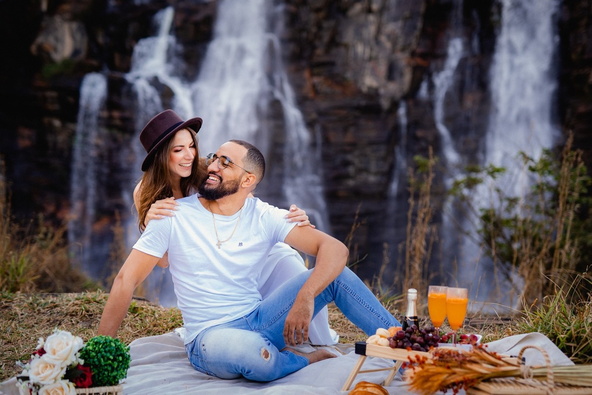 Ensaio Criativo - Pré-wedding - Ensaio no campo - Ensaio de Casal - Ensaio pré casamento - Ensaio ao por do sol - Ensaio simples - Ensaio de casal no Salto do corumbá - Ensaio de casal Brasília - Multifocco - Ensaio ao ar livre