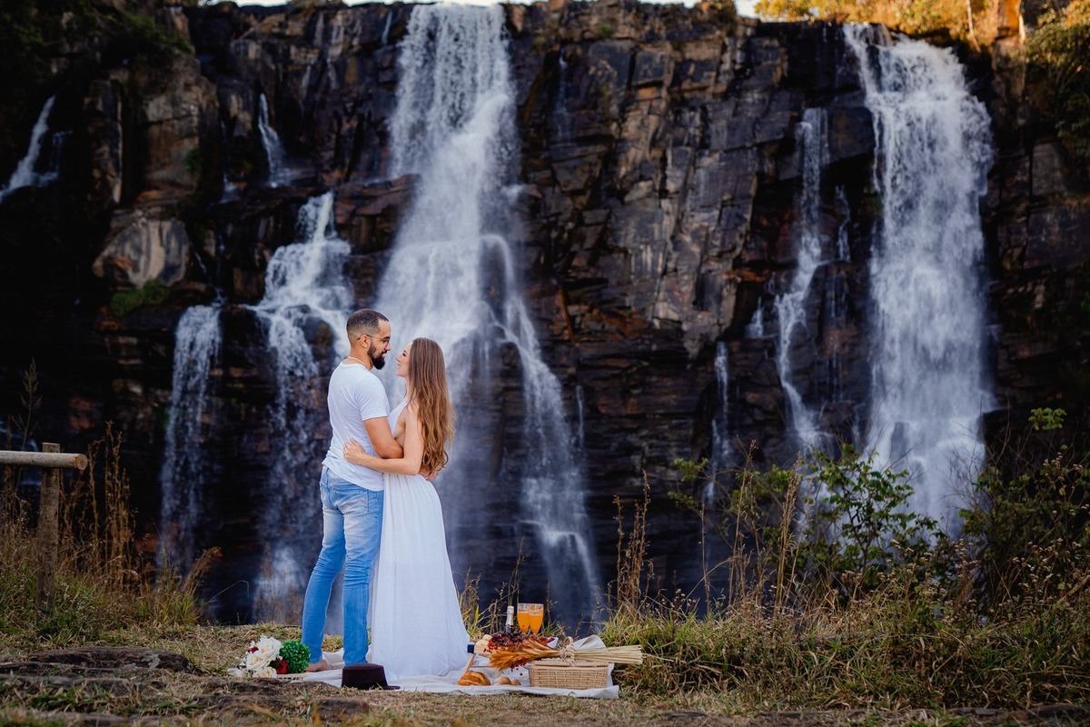Ensaio Criativo - Pré-wedding - Ensaio no campo - Ensaio de Casal - Ensaio pré casamento - Ensaio ao por do sol - Ensaio simples - Ensaio de casal no Salto do corumbá - Ensaio de casal Brasília - Multifocco - Ensaio de casal ao ar livre 