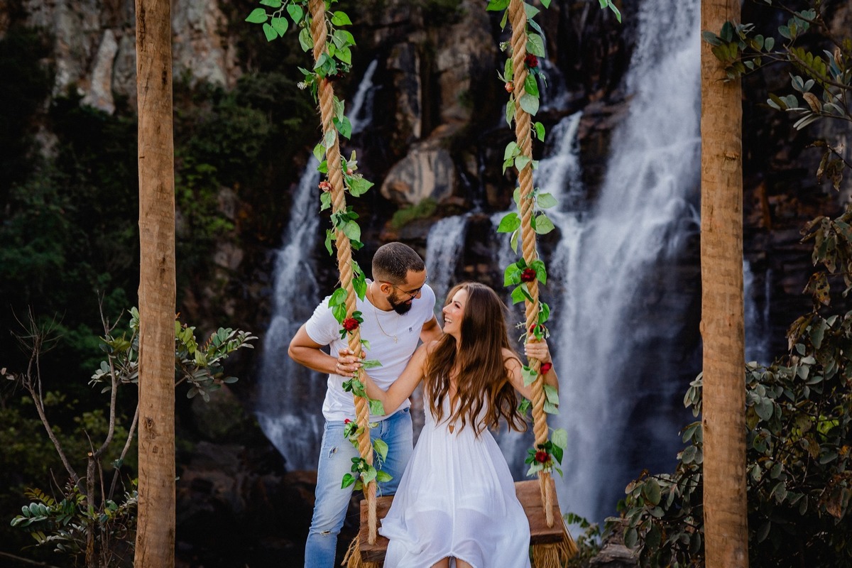 Ensaio Criativo - Pré-wedding - Ensaio no campo - Ensaio de Casal - Ensaio pré casamento - Ensaio ao por do sol - Ensaio simples - Ensaio de casal no Salto do corumbá - Ensaio de casal Brasília - Multifocco - noivos