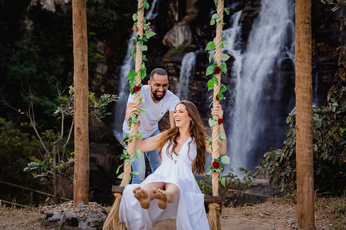 Ensaio Criativo - Pré-wedding - Ensaio no campo - Ensaio de Casal - Ensaio pré casamento - Ensaio ao por do sol - Ensaio simples - Ensaio de casal no Salto do corumbá - Ensaio de casal Brasília - Multifocco - noivos