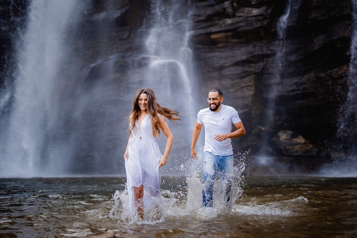 Ensaio Criativo - Pré-wedding - Ensaio no campo - Ensaio de Casal - Ensaio pré casamento - Ensaio ao por do sol - Ensaio simples - Ensaio de casal no Salto do corumbá - Ensaio de casal Brasília - Multifocco - Ensaio de casal ao ar livre 