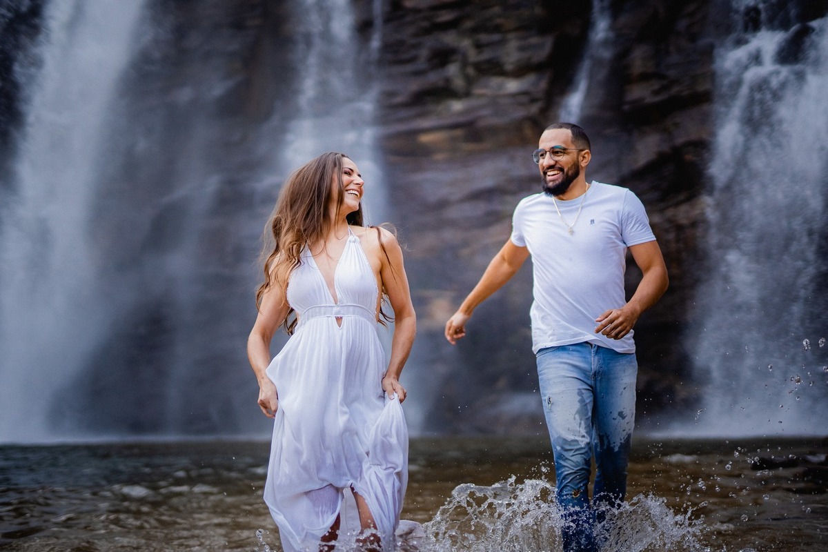 Ensaio Criativo - Pré-wedding - Ensaio no campo - Ensaio de Casal - Ensaio pré casamento - Ensaio ao por do sol - Ensaio simples - Ensaio de casal no Salto do corumbá - Ensaio de casal Brasília - Multifocco - Ensaio de casal ao ar livre 