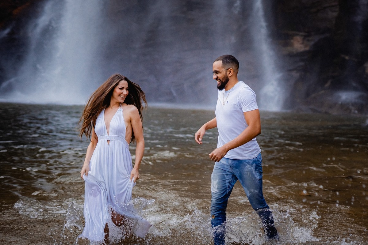 Ensaio Criativo - Pré-wedding - Ensaio no campo - Ensaio de Casal - Ensaio pré casamento - Ensaio ao por do sol - Ensaio simples - Ensaio de casal no Salto do corumbá - Ensaio de casal Brasília - Multifocco - noivos