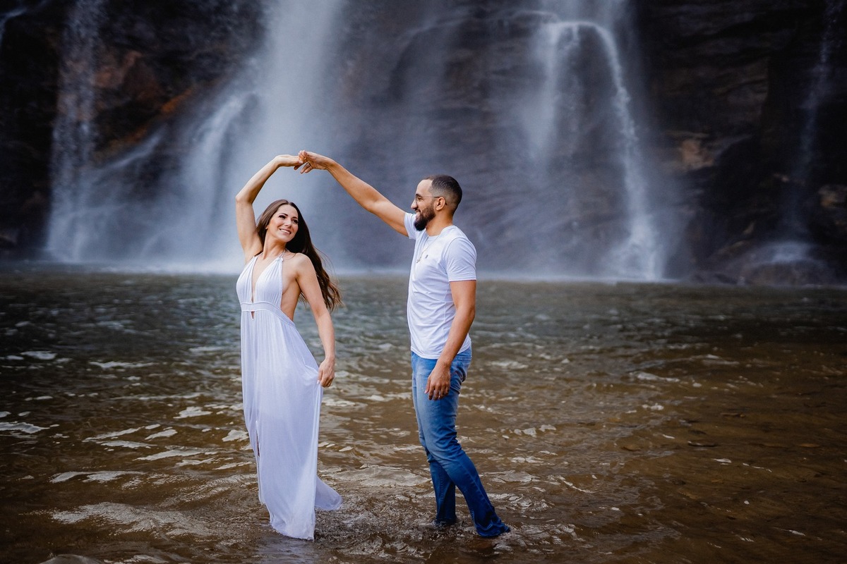 Ensaio Criativo - Pré-wedding - Ensaio no campo - Ensaio de Casal - Ensaio pré casamento - Ensaio ao por do sol - Ensaio simples - Ensaio de casal no Salto do corumbá - Ensaio de casal Brasília - Multifocco - noivos