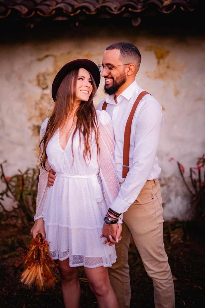 Ensaio Criativo - Pré-wedding - Ensaio no campo - Ensaio de Casal - Ensaio pré casamento - Ensaio ao por do sol - Ensaio simples - Ensaio de casal no Salto do corumbá - Ensaio de casal Brasília - Multifocco - noivos