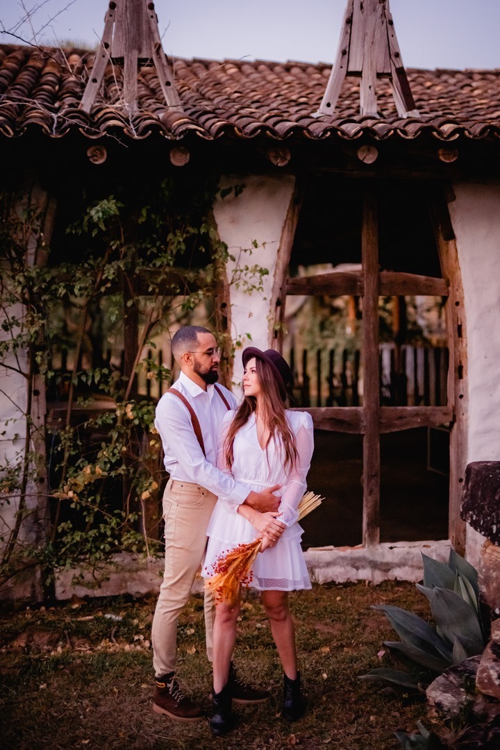 Ensaio Criativo - Pré-wedding - Ensaio no campo - Ensaio de Casal - Ensaio pré casamento - Ensaio ao por do sol - Ensaio simples - Ensaio de casal no Salto do corumbá - Ensaio de casal Brasília - Multifocco - noivos