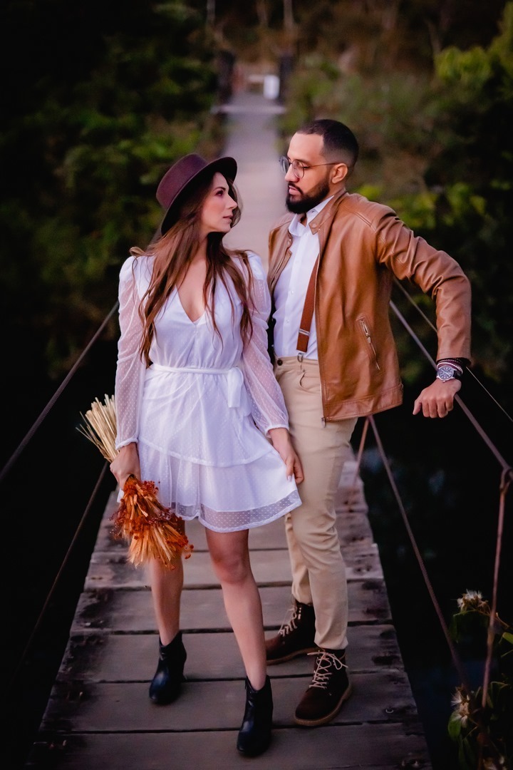 Ensaio Criativo - Pré-wedding - Ensaio no campo - Ensaio de Casal - Ensaio pré casamento - Ensaio ao por do sol - Ensaio simples - Ensaio de casal no Salto do corumbá - Ensaio de casal Brasília - Multifocco - noivos