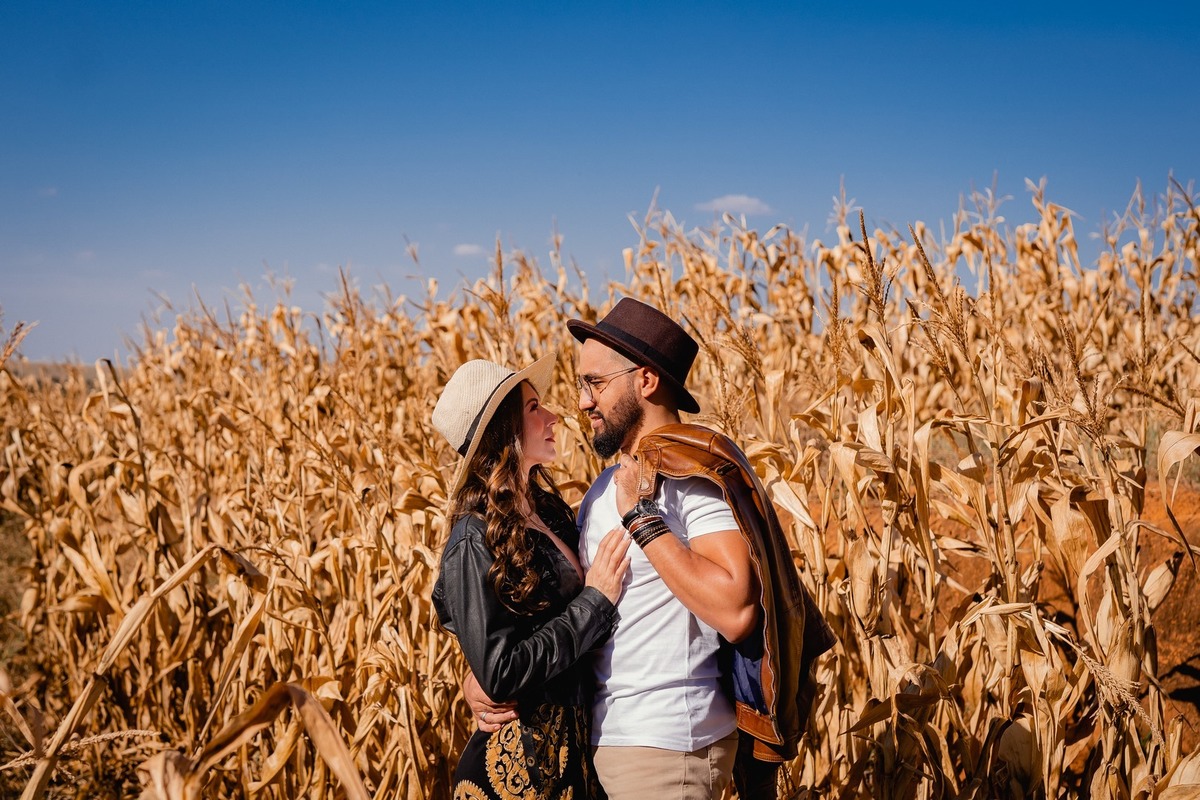 Ensaio Criativo - Pré-wedding - Ensaio no campo - Ensaio de Casal - Ensaio pré casamento - Ensaio ao por do sol - Ensaio simples - Ensaio de casal no Salto do corumbá - Ensaio de casal Brasília - Multifocco - Ensaio de casal ao ar livre - Fotos de casal 