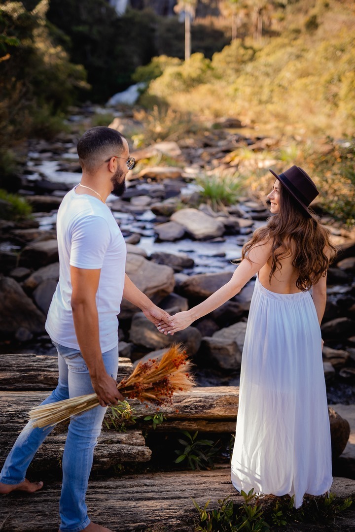 Ensaio Criativo - Pré-wedding - Ensaio no campo - Ensaio de Casal - Ensaio pré casamento - Ensaio ao por do sol - Ensaio simples - Ensaio de casal no Salto do corumbá - Ensaio de casal Brasília - Multifocco - Fotos de casal 