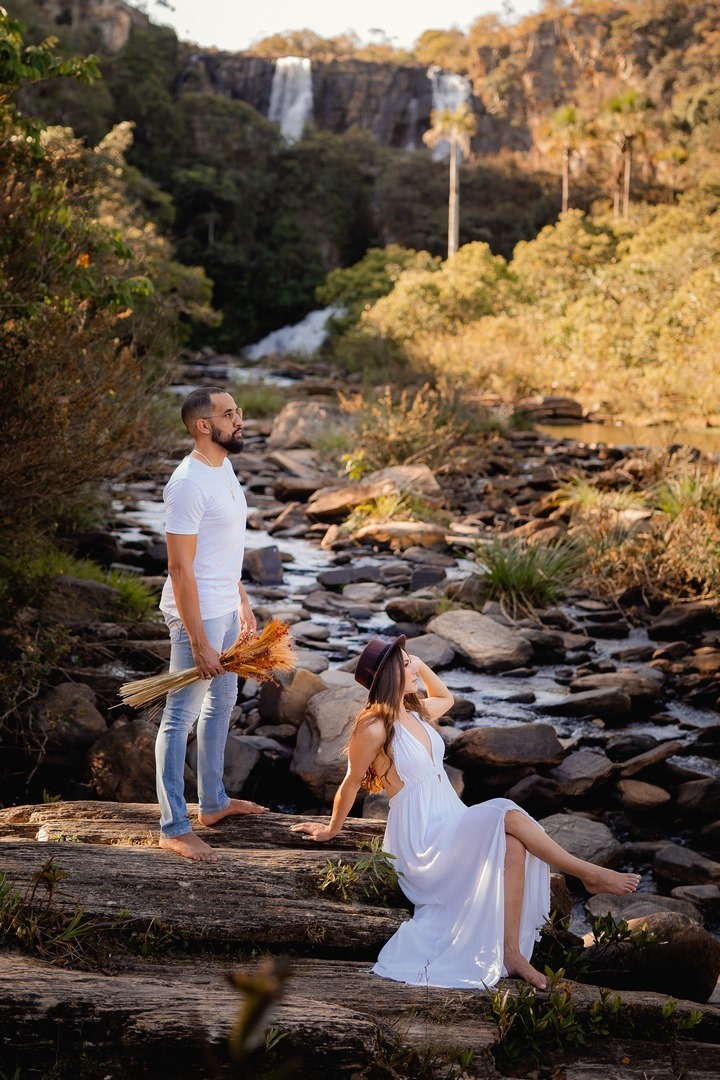 Ensaio Criativo - Pré-wedding - Ensaio no campo - Ensaio de Casal - Ensaio pré casamento - Ensaio ao por do sol - Ensaio simples - Ensaio de casal no Salto do corumbá - Ensaio de casal Brasília - Multifocco - Fotos de casal 