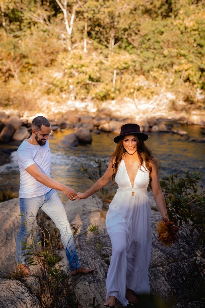 Ensaio Criativo - Pré-wedding - Ensaio no campo - Ensaio de Casal - Ensaio pré casamento - Ensaio ao por do sol - Ensaio simples - Ensaio de casal no Salto do corumbá - Ensaio de casal Brasília - Multifocco - Fotos de casal