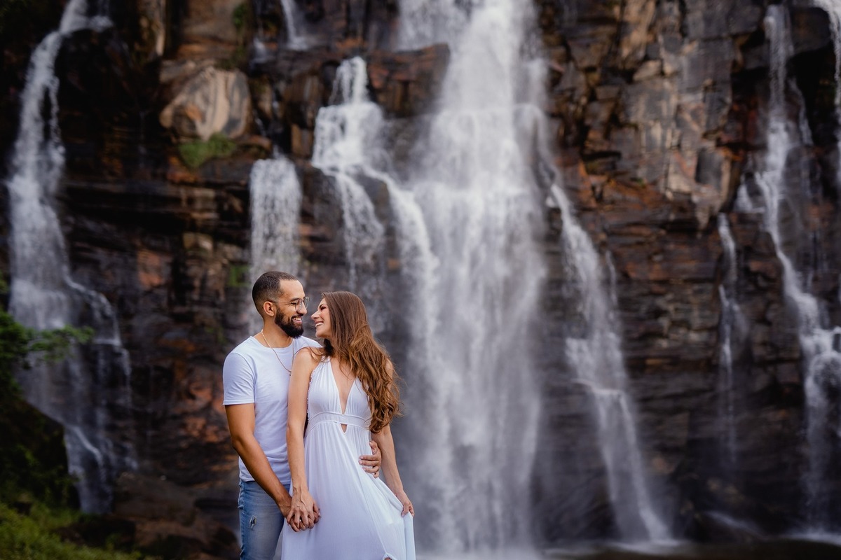 Ensaio Criativo - Pré-wedding - Ensaio no campo - Ensaio de Casal - Ensaio pré casamento - Ensaio ao por do sol - Ensaio simples - Ensaio de casal no Salto do corumbá - Ensaio de casal Brasília - Multifocco - Fotos de casal 