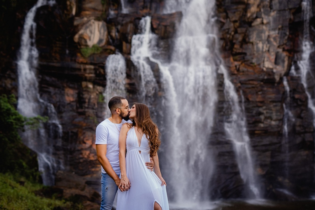 Ensaio Criativo - Pré-wedding - Ensaio no campo - Ensaio de Casal - Ensaio pré casamento - Ensaio ao por do sol - Ensaio simples - Ensaio de casal no Salto do corumbá - Ensaio de casal Brasília - Multifocco - Fotos de casal 