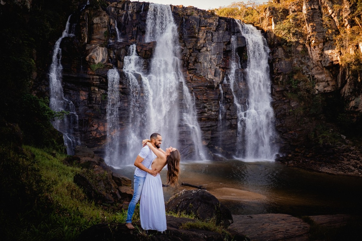 Ensaio Criativo - Pré-wedding - Ensaio no campo - Ensaio de Casal - Ensaio pré casamento - Ensaio ao por do sol - Ensaio simples - Ensaio de casal no Salto do corumbá - Ensaio de casal Brasília - Multifocco - Ensaio ao ar livre 